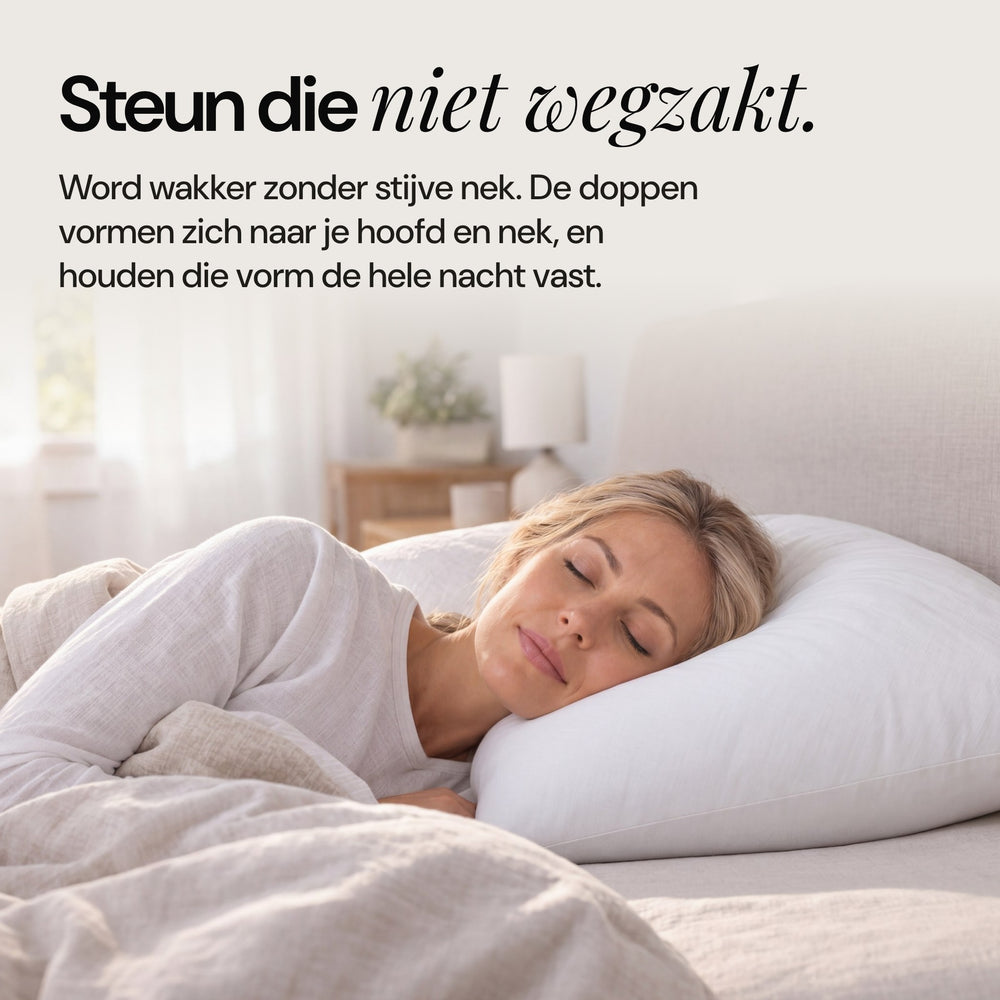 Vrouw die op haar zij slaapt op het No Fluff boekweitkussen: steun die niet wegzakt