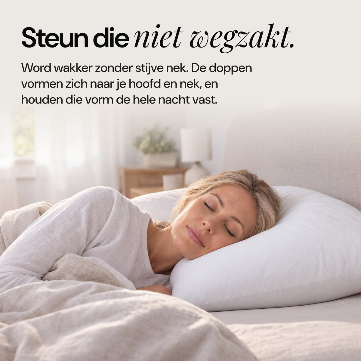 Vrouw die op haar zij slaapt op het No Fluff boekweitkussen: steun die niet wegzakt