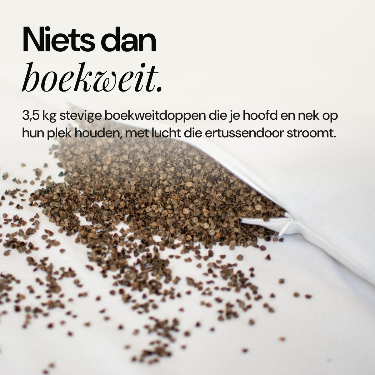 Boekweitdoppen die uit het geopende No Fluff kussen stromen: niets dan boekweit
