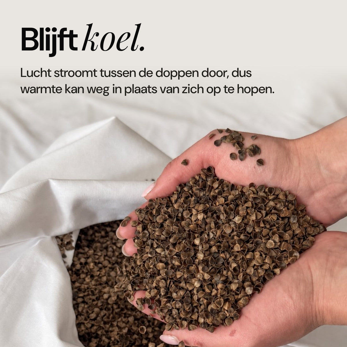Handen met boekweitdoppen: lucht stroomt tussen de doppen door, dus het kussen blijft koel