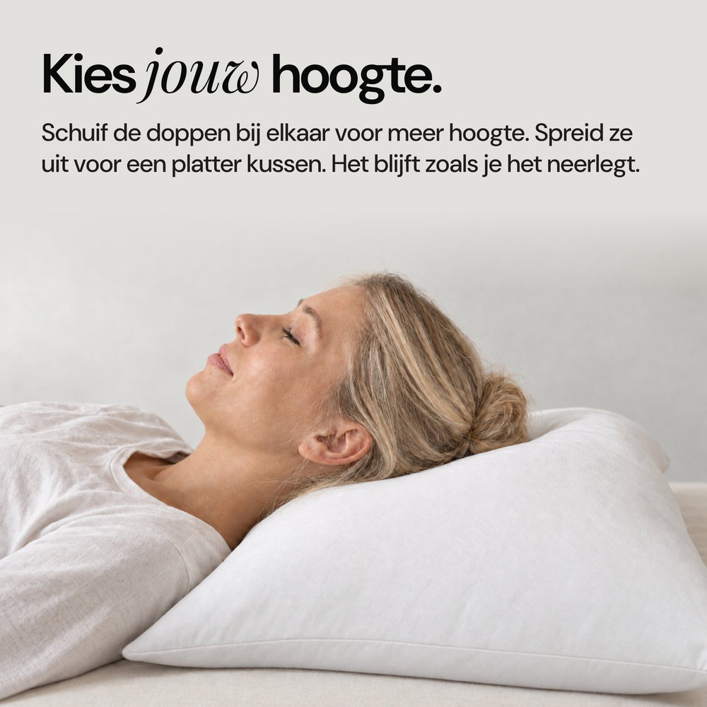 Vrouw die op haar rug slaapt op het boekweitkussen: kies jouw hoogte door de doppen te verschuiven