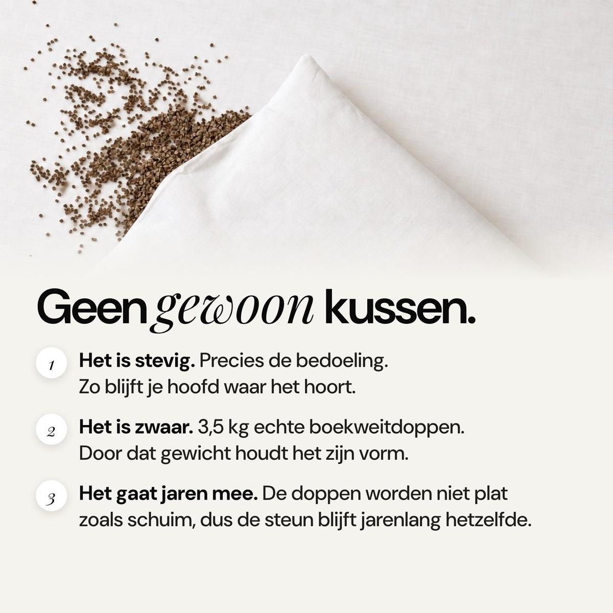 Boekweitkussen met doppen die uit de hoek stromen: stevig, 3,5 kg en gaat jaren mee